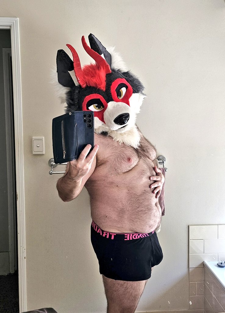 Rub my belly....ill give you a tasty treat 😋😘😈

Body positivity ❤️