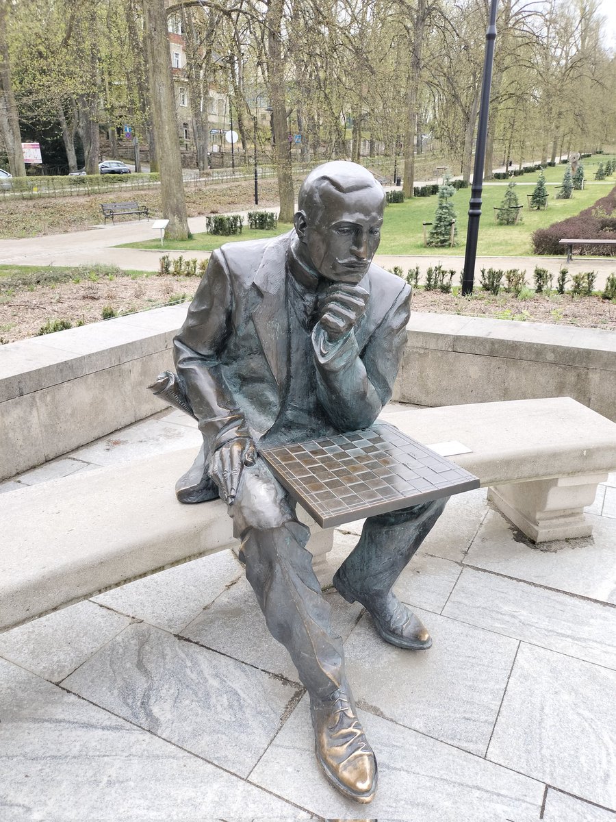 Znasz miejscowość w której upamiętniony jest Artur Rubinstein?Proponowałem partyjkę w szachy ale milczał. Pozdrawiam