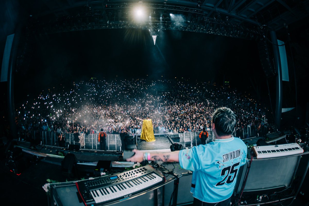 dabinmusic's tweet photo. Stay in Bloom night 1…

i won’t ever forget this. what a night 🥹 https://t.co/ofyOCoNupf