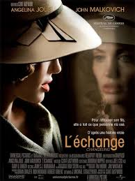 merlinpapin3's tweet photo. .@FredOL69007 Ce soir sur @ARTEfr le film #lEchange de Clint Eastwood (2008) avec Angelina Jolie John Malkovich Colm Feore Geoff Pierson Amy Ryan Jeffrey Donovan Jason Butler Harner
A Los Angeles, en 1928, Christine Collins, mère célibataire, travaille au standard téléphonique du Pacific Electric. Un matin, sollicitée pour remplacer une collègue malade, elle laisse à la maison son fils Walter, 9 ans. Quand elle rentre le soir, elle découvre qu'il a disparu. Après l'avoir cherché dans tout le quartier, elle prévient la police, qui attend 24 heures avant de lancer des recherches. Quelques semaines plus tard, le chef de la brigade des mineurs, le capitaine Jones, lui annonce qu'on a retrouvé Walter. Tremblante, puis stupéfaite, Christine découvre sur le quai de la gare que l'enfant qu'on lui rend n'est pas le sien. Mais personne ne veut l'écouter, à l'exception d'un pasteur presbytérien, engagé dans une croisade contre la corruption de la police...