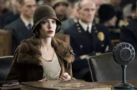 merlinpapin3's tweet photo. .@FredOL69007 Ce soir sur @ARTEfr le film #lEchange de Clint Eastwood (2008) avec Angelina Jolie John Malkovich Colm Feore Geoff Pierson Amy Ryan Jeffrey Donovan Jason Butler Harner
A Los Angeles, en 1928, Christine Collins, mère célibataire, travaille au standard téléphonique du Pacific Electric. Un matin, sollicitée pour remplacer une collègue malade, elle laisse à la maison son fils Walter, 9 ans. Quand elle rentre le soir, elle découvre qu'il a disparu. Après l'avoir cherché dans tout le quartier, elle prévient la police, qui attend 24 heures avant de lancer des recherches. Quelques semaines plus tard, le chef de la brigade des mineurs, le capitaine Jones, lui annonce qu'on a retrouvé Walter. Tremblante, puis stupéfaite, Christine découvre sur le quai de la gare que l'enfant qu'on lui rend n'est pas le sien. Mais personne ne veut l'écouter, à l'exception d'un pasteur presbytérien, engagé dans une croisade contre la corruption de la police...