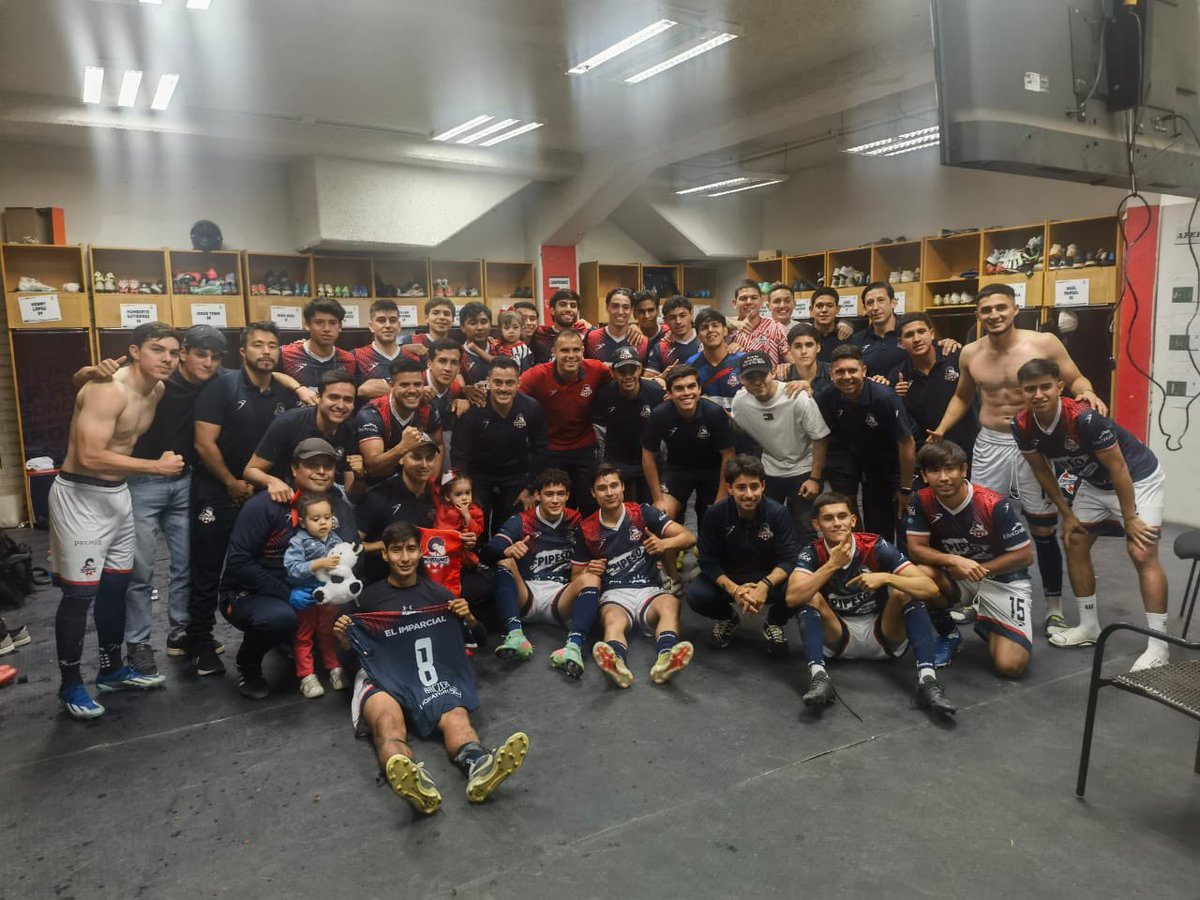 ¡HOY SE HIZO HISTORIA EN #ELHÉROE! 🏟️

Logramos la remontada que quedará para siempre en la memoria. Hoy se celebra, 🥳🎉 hoy se vibra, hoy se siente el triunfo. ¡Así se lucha, así se gana, así se vive ser CIMARRÓN! 🐏💪