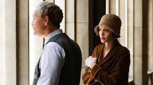 merlinpapin3's tweet photo. .@FredOL69007 Ce soir sur @ARTEfr le film #lEchange de Clint Eastwood (2008) avec Angelina Jolie John Malkovich Colm Feore Geoff Pierson Amy Ryan Jeffrey Donovan Jason Butler Harner
A Los Angeles, en 1928, Christine Collins, mère célibataire, travaille au standard téléphonique du Pacific Electric. Un matin, sollicitée pour remplacer une collègue malade, elle laisse à la maison son fils Walter, 9 ans. Quand elle rentre le soir, elle découvre qu'il a disparu. Après l'avoir cherché dans tout le quartier, elle prévient la police, qui attend 24 heures avant de lancer des recherches. Quelques semaines plus tard, le chef de la brigade des mineurs, le capitaine Jones, lui annonce qu'on a retrouvé Walter. Tremblante, puis stupéfaite, Christine découvre sur le quai de la gare que l'enfant qu'on lui rend n'est pas le sien. Mais personne ne veut l'écouter, à l'exception d'un pasteur presbytérien, engagé dans une croisade contre la corruption de la police...