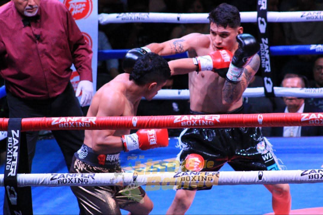 🥊 #Duranngo |•  Miguel Ángel "Piolín", debuta con K.O.

✅ El pugilista duranguense 🦂 Miguel Ángel "Piolín" Martínez ha llegado al profesionalismo derrotando al colombiano 🇨🇴 Duvan López por nocaut en el tercer episodio de los 6 pactados, dentro de la función "Sangre Nueva...