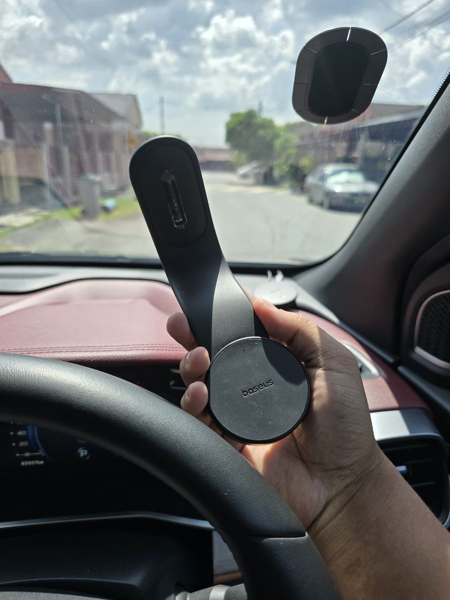 Cikgu_Anep's tweet photo. Baseus punya phone holder pun sangat stable. Tapi tak boleh alih mcm vacuum holder type tadi. Both sangat stable especially time langgar lubang. 

Nampak takk phone takkan jatuh dan tak gegarrr walaupun... 🙅🏼‍♂️

🛒: https://t.co/3Xjpj9Ctpv https://t.co/4lz4b4VmdQ