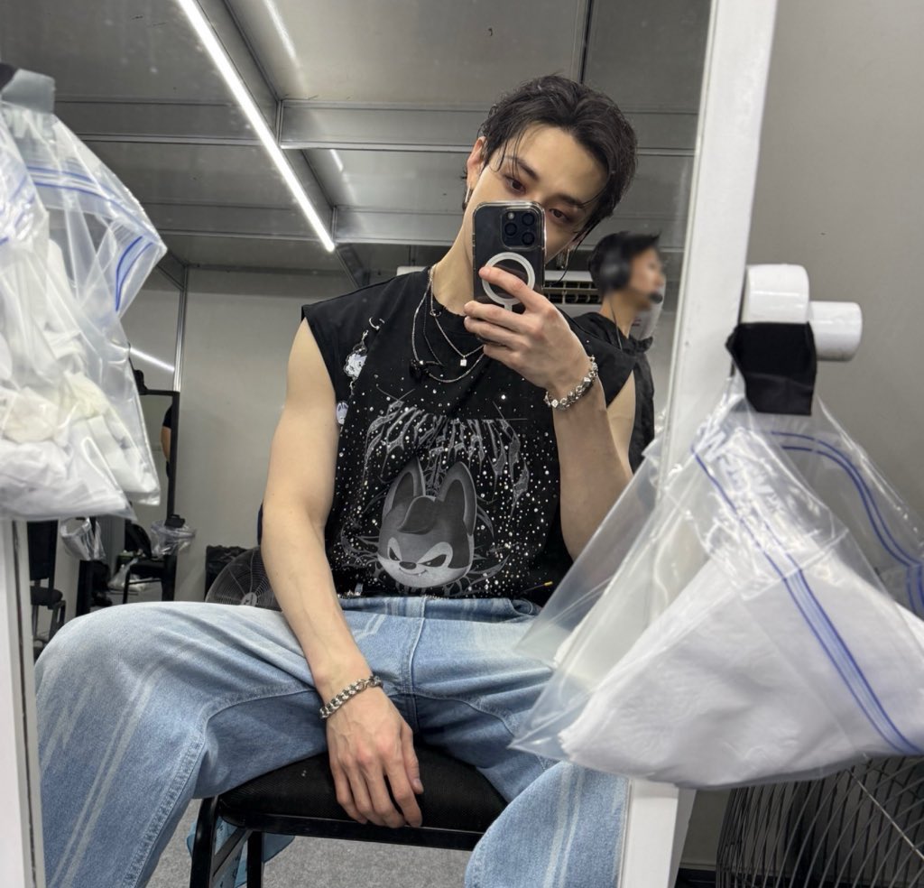 BANG CHAN BROUGHT BACK THIS FAWKING POSE WTF????????????????