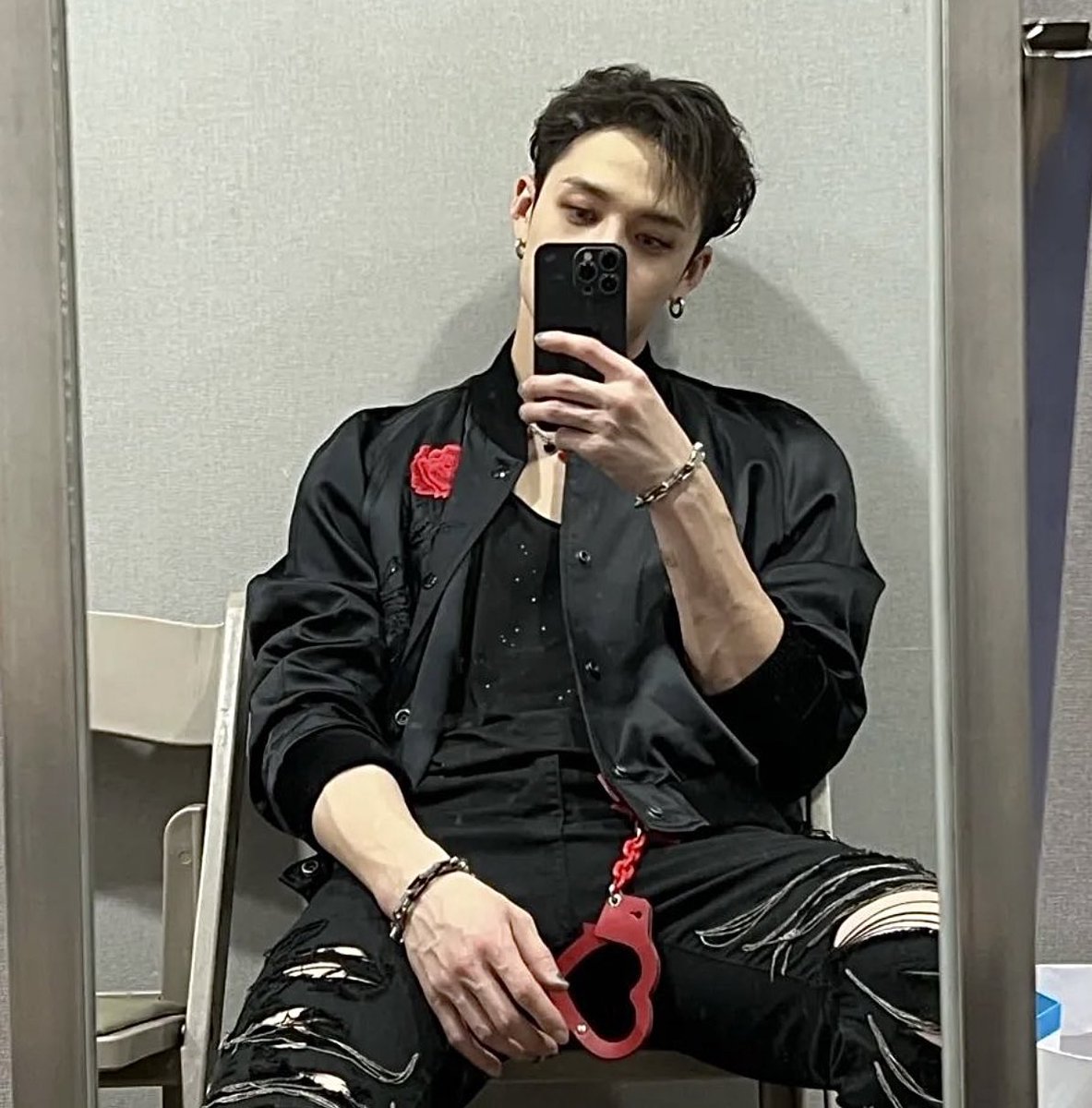 beyondyasmin's tweet photo. BANG CHAN BROUGHT BACK THIS FAWKING POSE WTF???????????????? https://t.co/uIzrNsDChi