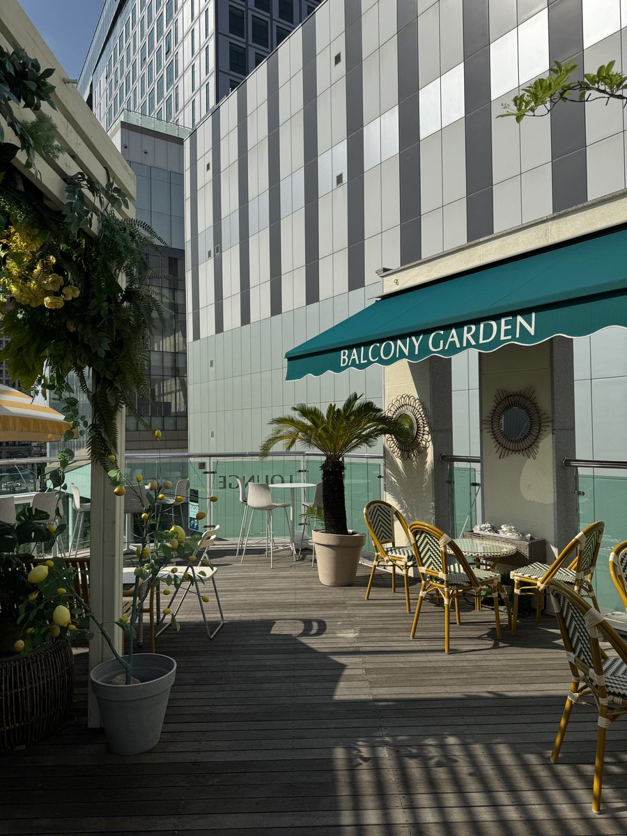 OTrettre's tweet photo. Balcony Garden

วันนี้พามาคาเฟ่สายอบอุ่นใจย่านฮงแด เกาหลีใต้ ร้านนี้ถูกจัดในตีมสวนดอกไม้ มี2ชั้น โดยชั้นที่1 จะเป็น indoor theme ชั้นบนจะเป็น rooftop มาในช่วง spring จะฟินมากเพราะอากาศดี

ส่วนของอาหาร วาฟเฟิลกรอบซอสช็อคโกแลตโปะด้วยไอศกรีมวานิลลา ทานคู่กับ americano มันเข้ากันมาก https://t.co/9sIneq6kke