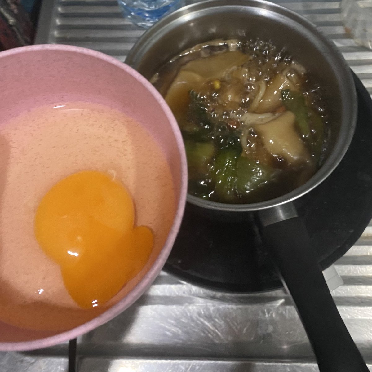 นำ้ดำสำเร็จรูปถ้าไม่มีไข่นี่ไม่ได้เลย

แม่งเหลือใบสุดท้ายในบ้าน(ที่ยังไม่เป็นไข่ต้ม)

55555555555555555555555555555