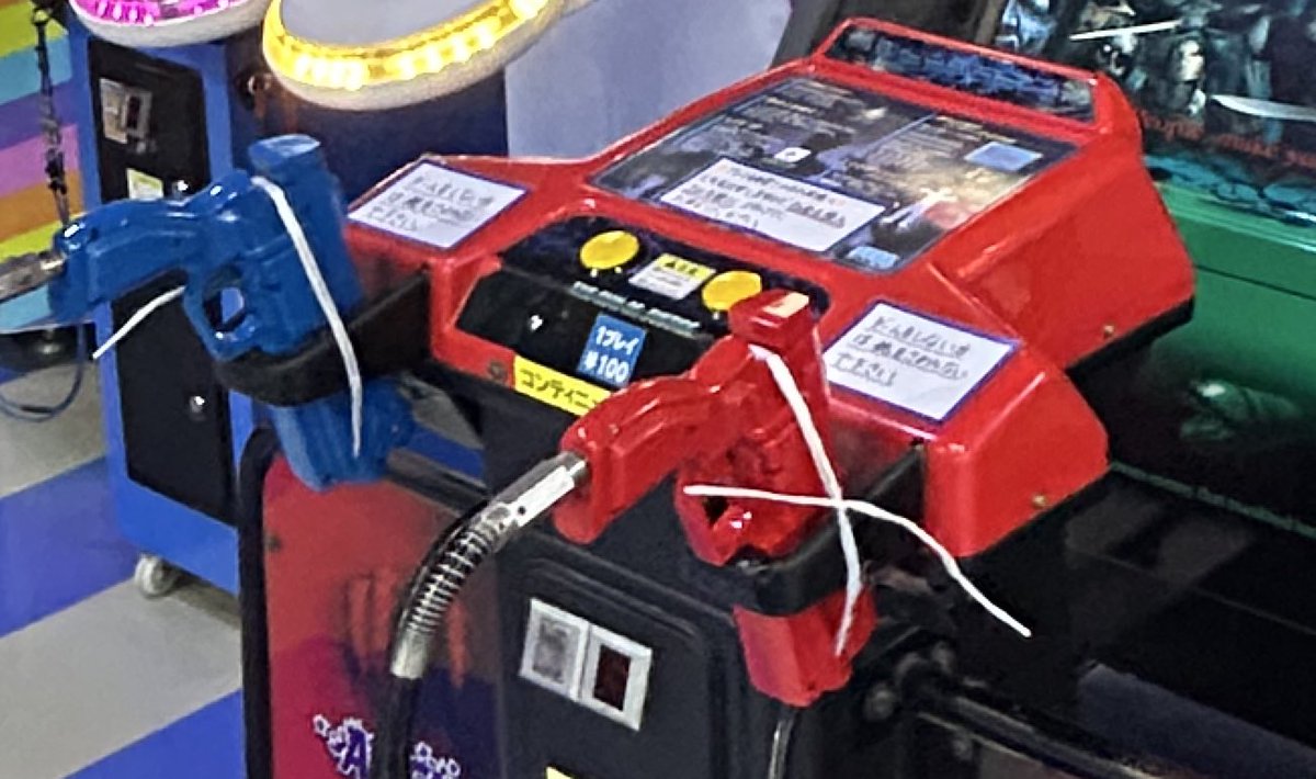 ようやく会えたHOD2 DX筐体！！
プレイしないときはガンコンを縛ってくださっています。なので店員さんに声をかけて解いてもらってからプレイ可能に。
イタズラや破損対策がすごく徹底されています。大感謝です…！