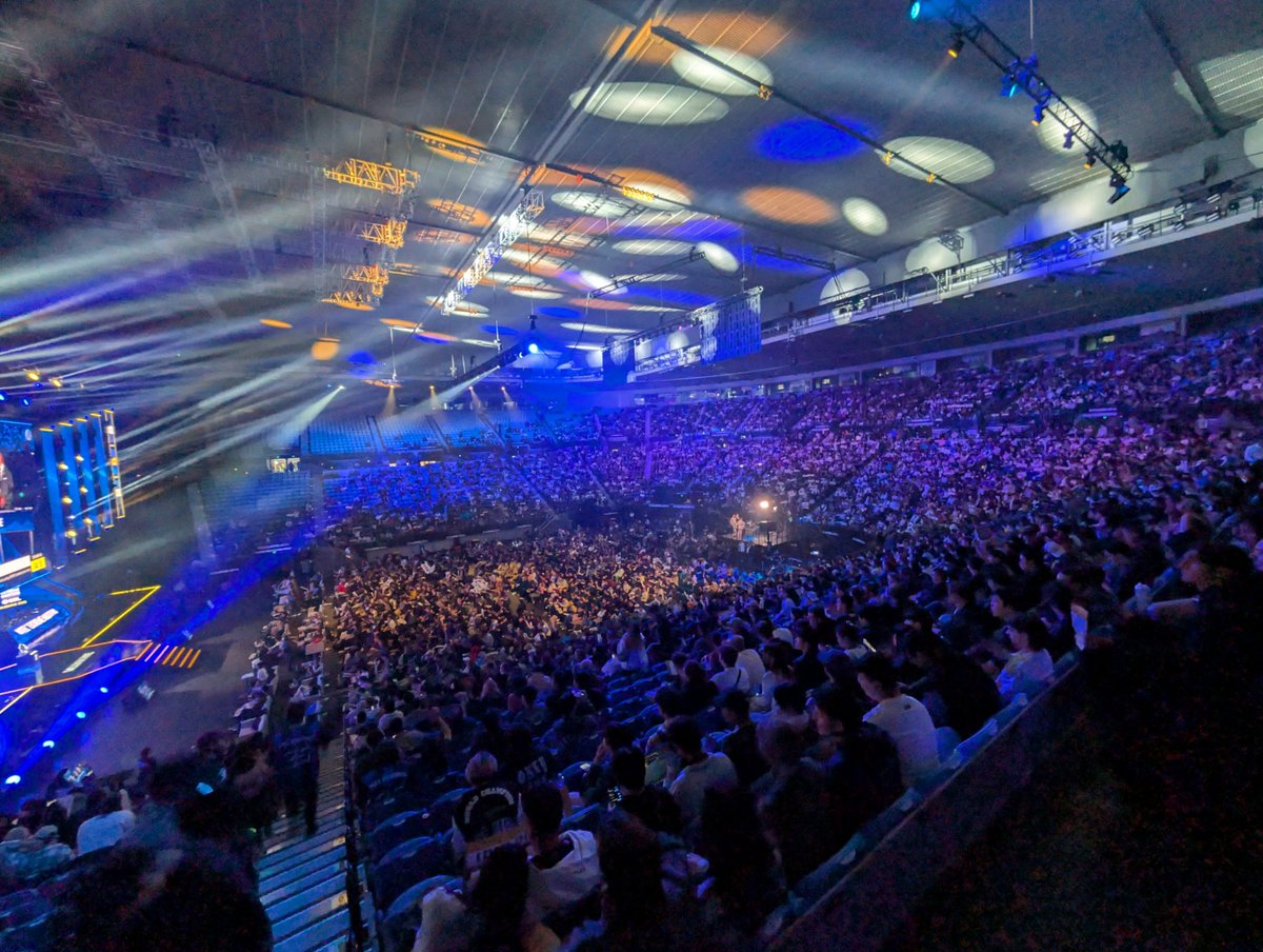 its2sBs's tweet photo. The best crowd in esports. #IEM https://t.co/Uty8pRVDRk
