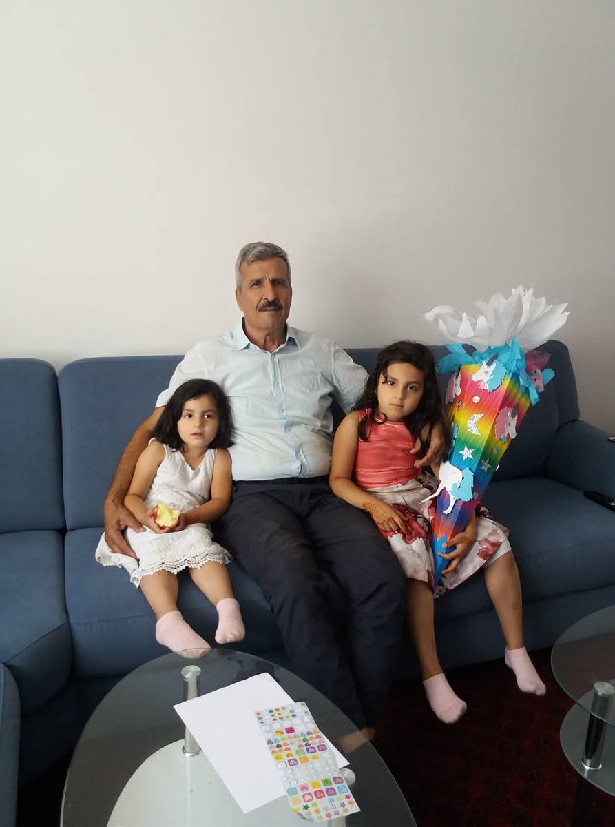 اِناَلله واِناَ اِلیهِ رَاَجِعونَّ
د هیواد یو تکړه کادر خدمتګار او ولسي شخصیت ډګروال حاجي خوشدل خان یعقوبي په جرمني هیواد کې وفات سوي .
نن ېي جنازه خپل هیواد ته رواړل کیږي .
چي نن ماښام اته نیمي بجي په خپل پلارني ټاټوبي هلمند ولایت کاریز سیمه کې خاورو ته سپارل کیږي .
تاسو ټولو