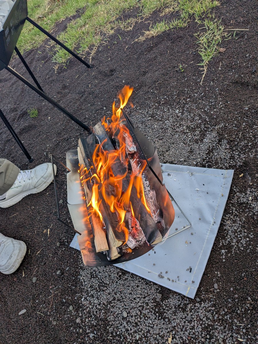 昨日と今日でキャンプして、今帰ってきたナウ
結論、メチャキツいキャンプになったわね

テント等設営→晴れの予報なのに何故かこのときだけ土砂降り&ガスる
設営が終わった瞬間に晴れる
山の天気はわからん

BBQ→暗くなってしまい、肉の焼け具合が闇鍋状態に… 