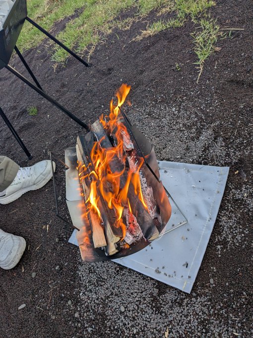 昨日と今日でキャンプして、今帰ってきたナウ
結論、メチャキツいキャンプになったわね

テント等設営→晴れの予報なのに何故かこのときだけ土砂降り&amp;ガスる
設営が終わった瞬間に晴れる
山の天気はわからん

BBQ→暗くなってしまい、肉の焼け具合が闇鍋状態に… 