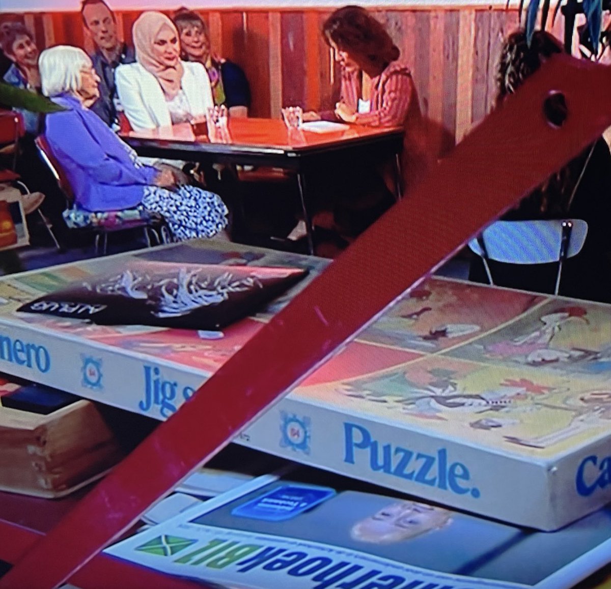 Voor de oplettende kijker… maar liefst 2 edities van #AchterhoekBIZ in beeld  bij de terugblik <a href="/NOS/">NOS</a> bij @Streeckgenoot #Koningsdag in @gemeenteDchem erg blij mee 💪 <a href="/8erhoekBIZ/">AchterhoekBIZ</a> 

Alle uitgaves zijn online te lezen: buroachterhoek.nl/magazine