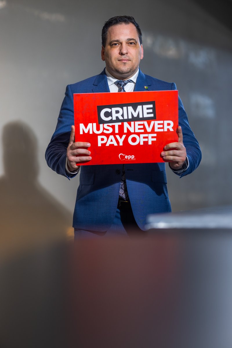 EPPGroup's tweet photo. 🛑 70% of criminal networks operate across borders, exploiting the freedom of movement. 

We need a united European response. 

📰 https://t.co/MO6EyvfU0N 

#EUSecurityPact  @TomasZdechovsky https://t.co/LpJtnqCvfs