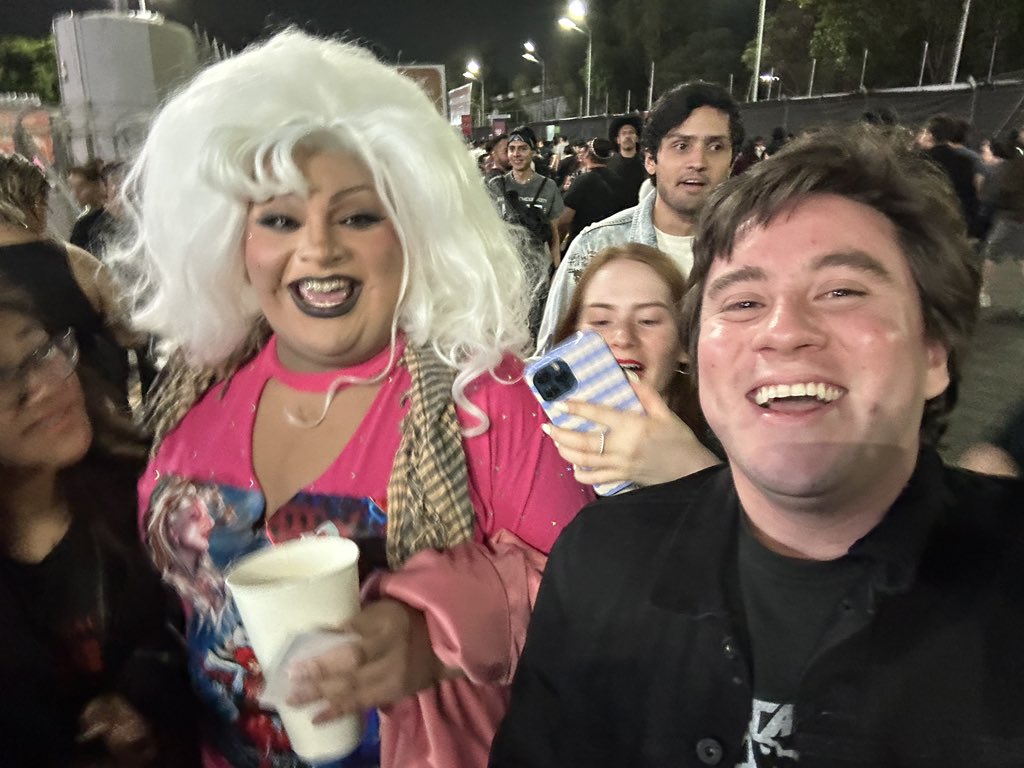 Alextremoruiz's tweet photo. AHORA SI ENTRÓ #LadyGaga https://t.co/7CV5dfczCP