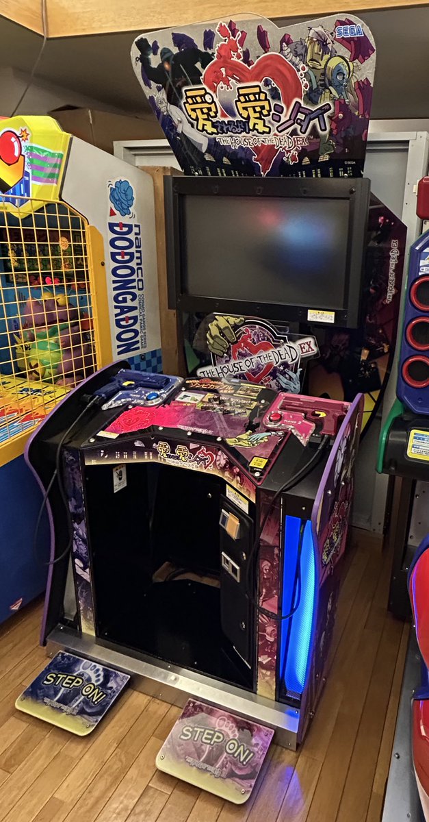 温泉旅館のゲームコーナーに
愛されるより愛シタイ ～THE HOUSE OF THE DEAD EX～が稼働しているとの情報を得たので来ましたが、大変残念なことに画面がついておらずプレイができませんでした…
ですが、まだ置いているゲームコーナーがあるのに驚きです。今度こそプレイしたい。