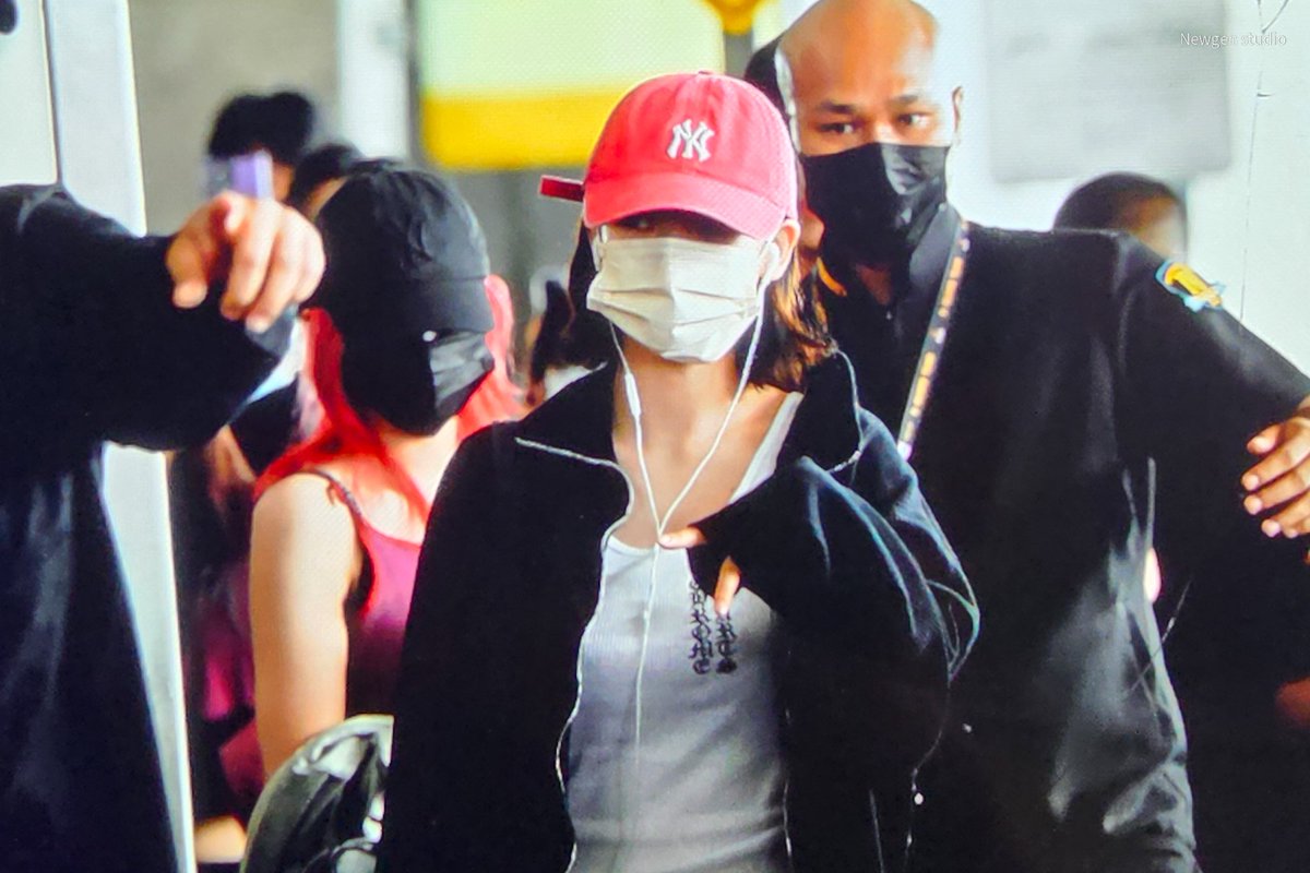 250427 [Preview] Welcome to Thailand P'Karina 😘🤍👸🏻

#카리나 #Karina #에스파 #aespa #UTOFESTGIRLS