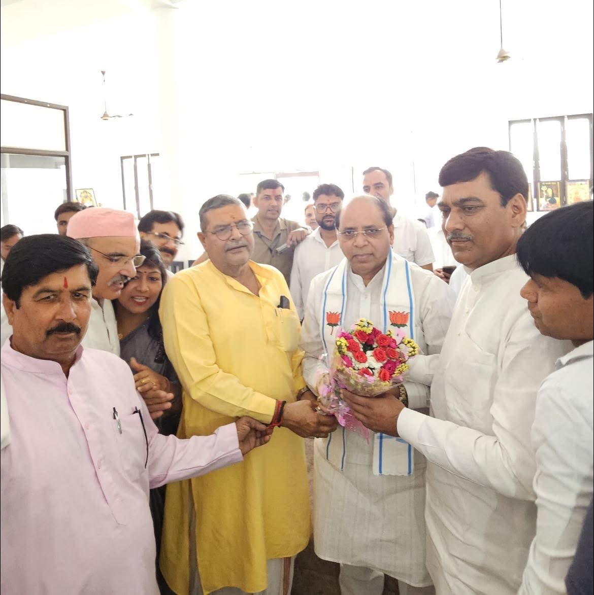 Satendra Shishodia (मोदी का परिवार) (@satendraupbjp) on Twitter photo आज माननीय यशस्वी प्रधानमंत्री आदरणीय श्री <a href="/narendramodi/">Narendra Modi</a> जी के #मन_की_बात वर्चुअल कार्यक्रम को जनपद हापुड़ की गढ़ विधानसभा के गढ़ नगर मण्डल के बूथ संख्या-136 पर मा० विधायक/क्षेत्रीय/जिला पदाधिकारी/बूथ व वरिष्ठ कार्यकर्ताओं के साथ सम्मिलित होकर सुना। आज माननीय यशस्वी प्रधानमंत्री आदरणीय श्री <a href="/narendramodi/">Narendra Modi</a> जी के #मन_की_बात वर्चुअल कार्यक्रम को जनपद हापुड़ की गढ़ विधानसभा के गढ़ नगर मण्डल के बूथ संख्या-136 पर मा० विधायक/क्षेत्रीय/जिला पदाधिकारी/बूथ व वरिष्ठ कार्यकर्ताओं के साथ सम्मिलित होकर सुना।