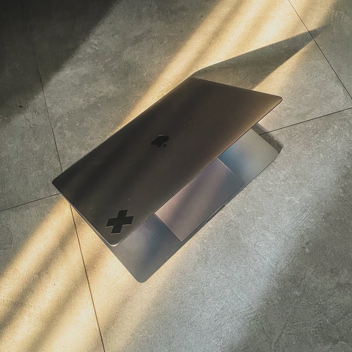 McGunawan's tweet photo. @ezash mau ikutan #KhilafClubApril WTS Macbook Pro 15” 2016 Touchbar i7, 500 GB / 16 GB - lokasi Palmerah Jakbar @ IDR 5.500 terima negooo

minus layar stainsgate, batre udah bocor (pemakaian) dan ada penyok dr pemakaian https://t.co/7rCDsF6MNb
