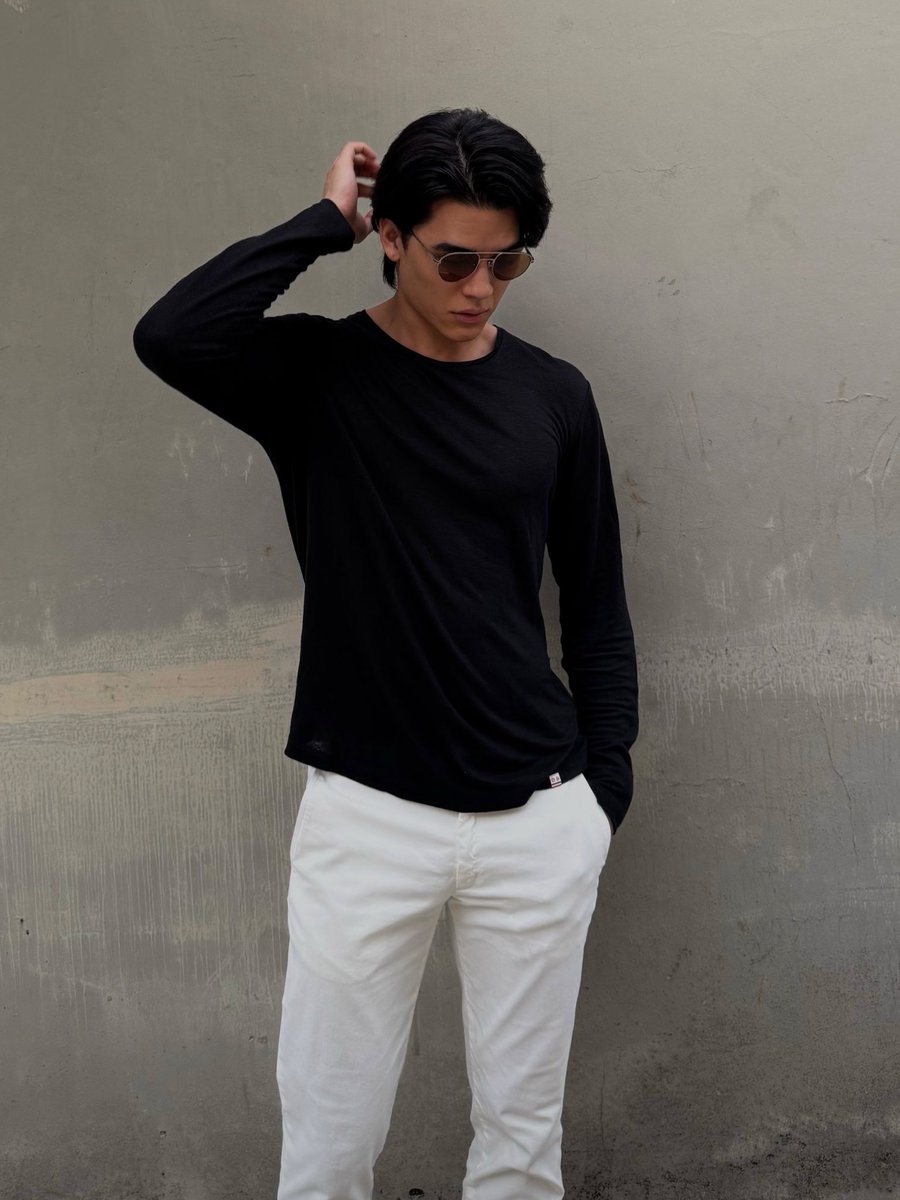 Josswayar's tweet photo. OB essential 🕶️ 
#orlebarbrown https://t.co/vMGKvnXZHi