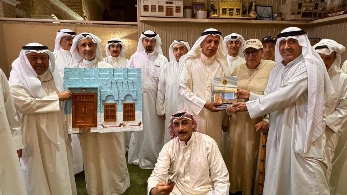 ديوان المرحوم عبدالرحمن الكندري يستقبل وزير النفط طارق الرومي والنائب السابق عبدالله الرومي 

annaharkw.com/Home/Articles/…