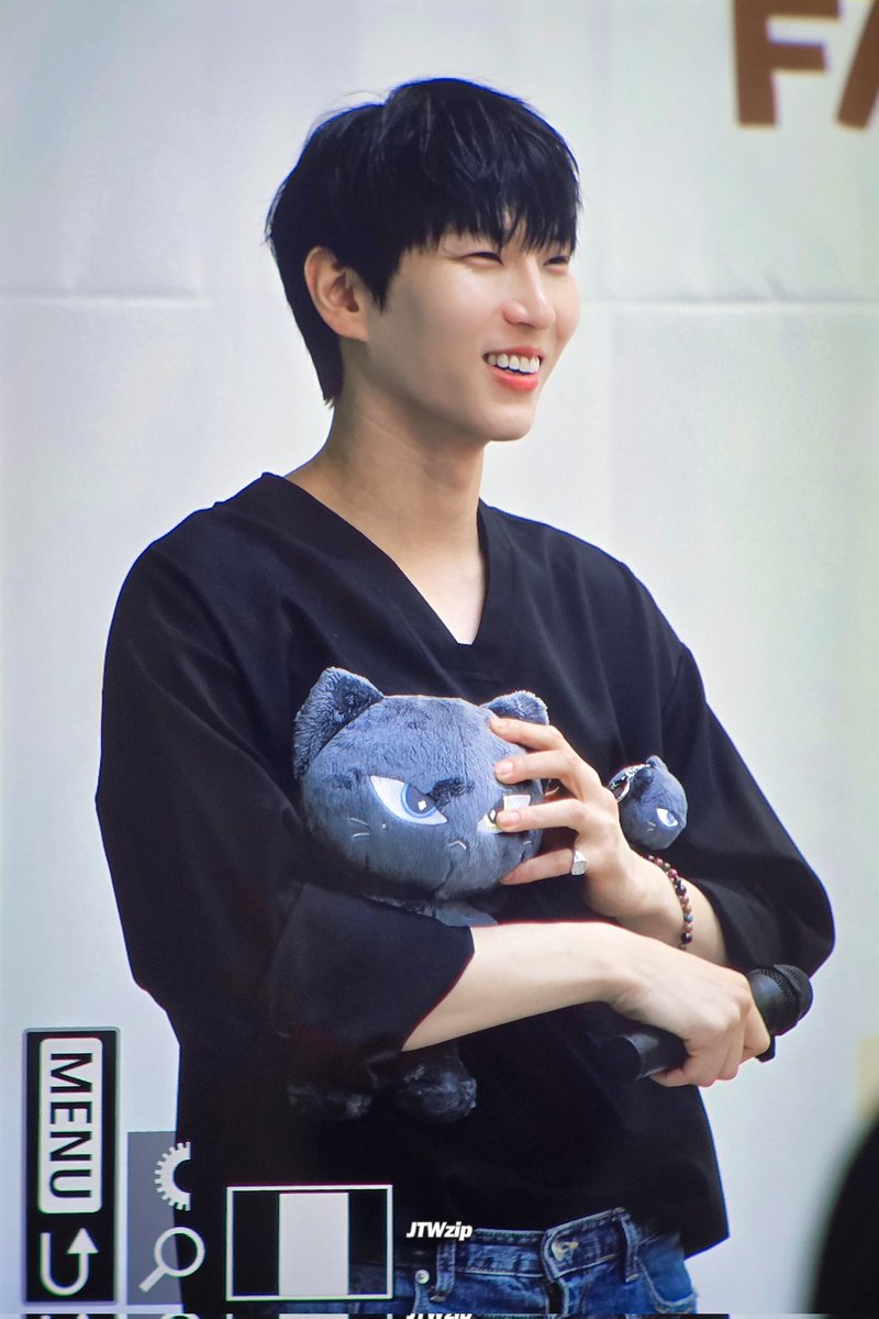 JTWzip's tweet photo. 250427 

#레오 #LEO #정택운 #택운 @JUNGTW_LEO https://t.co/wmVEVGZ3bc