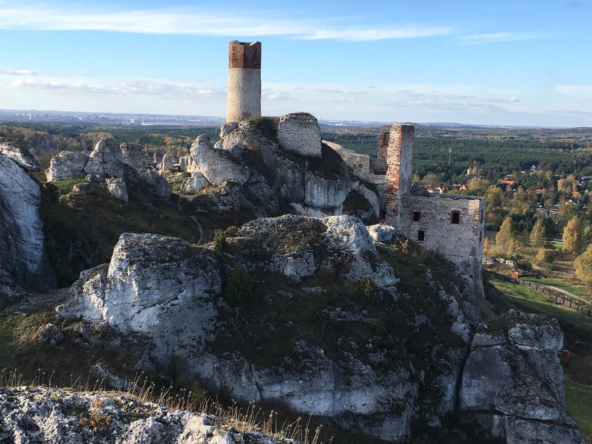MachuraJerzy's tweet photo. #Kwiecień
A może by tak, z okazji ważkiej rocznicy naszej państwowości 🇵🇱 👑 jakieś zamki zdobyć... ? 🏰 🏰 🏰 😃
Czy ktoś je rozpoznaje ? 🧐 🤔
#wiosna #landscape #spring #April @historia_org_pl #historia #zamki #castles #fortresses
📷/my/ https://t.co/QEyNTuO6ek