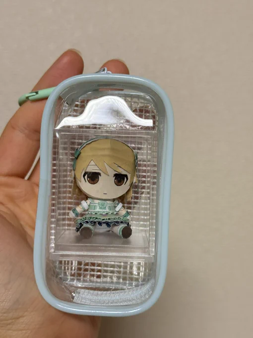 緑服でカバンにこの子います。
