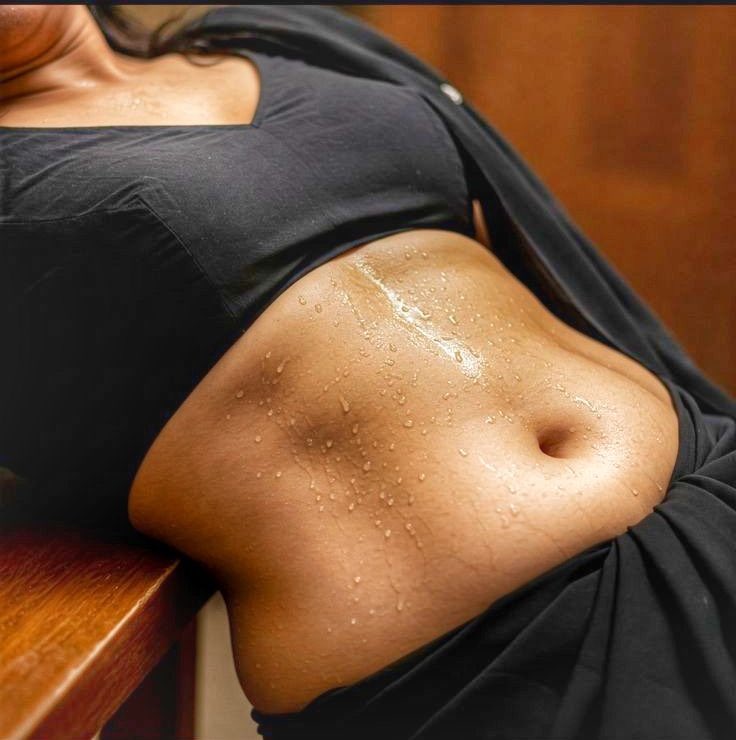 செஞ்சி வச்ச இடுப்பு 
சின்னச்சுறு மடிப்பு என் மனச எடபோடும் 

ஒத்தைய்ல போகும் ஒத்தையடிப் பாத 
இவா மார்ப்கத்தின் வகுடாசே 

கண்ணிலாடும் கரகாட்டம் 
இவா நெஞ்சில் மேல மழ மூட்டம்