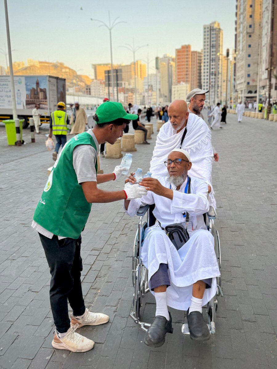 nmamakkyah's tweet photo. ما أجمل الإحسان من @EhsanSA 
مبادرة #سقيا_ضيوف_الرحمن في محطات النقل تنفيذ #نماء_المكية_للسقاية_والرفادة 
لتوفير الماء البارد للمعتمرين وقاصدي المسجد الحرام، لتعينهم على التفرغ للعبادة والذكر، وتوفر لهم  الراحة والهدوء، وتعزز الشعور بالامتنان والتقدير. #لتنمية_مستدامة https://t.co/Ik4kmMt5VR