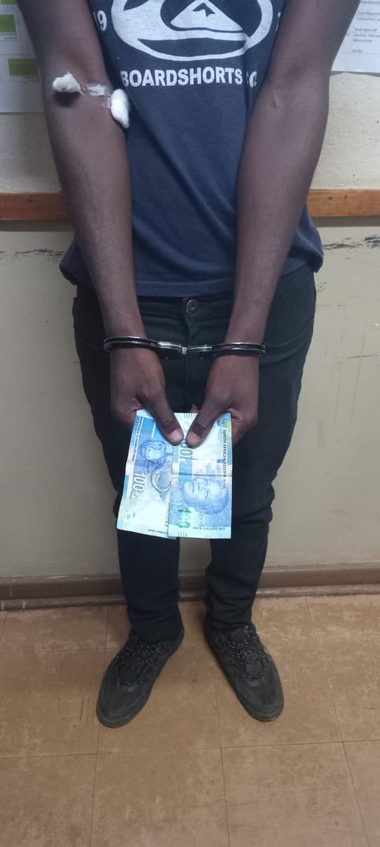 TrafficRTMC's tweet photo. A 33 year old male suspect was arrested for allegedly offering an Officer 👮🏿 Two hundred Rands, in order to convince him to omit effecting a drunk and driving arrest against him.
Detained at Mahwelereng SAPS. #ArriveAlive #NoToBribes @SAPoliceService @Dotransport https://t.co/Y8LYhNkuND