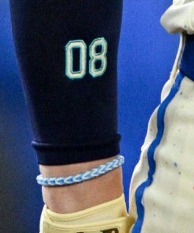 Cintistic's tweet photo. Kiké Hernández wore the bracelet a little fan made him in tonight’s game like he promised her. He’s the sweetest 🥹💙 https://t.co/h0eqpaLMza