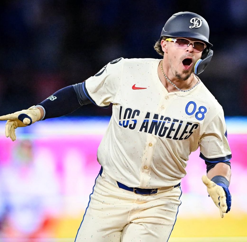 Cintistic's tweet photo. Kiké Hernández wore the bracelet a little fan made him in tonight’s game like he promised her. He’s the sweetest 🥹💙 https://t.co/h0eqpaLMza