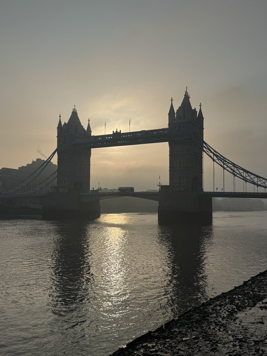 The morning sun behind #towerbridge #LondonMarathon