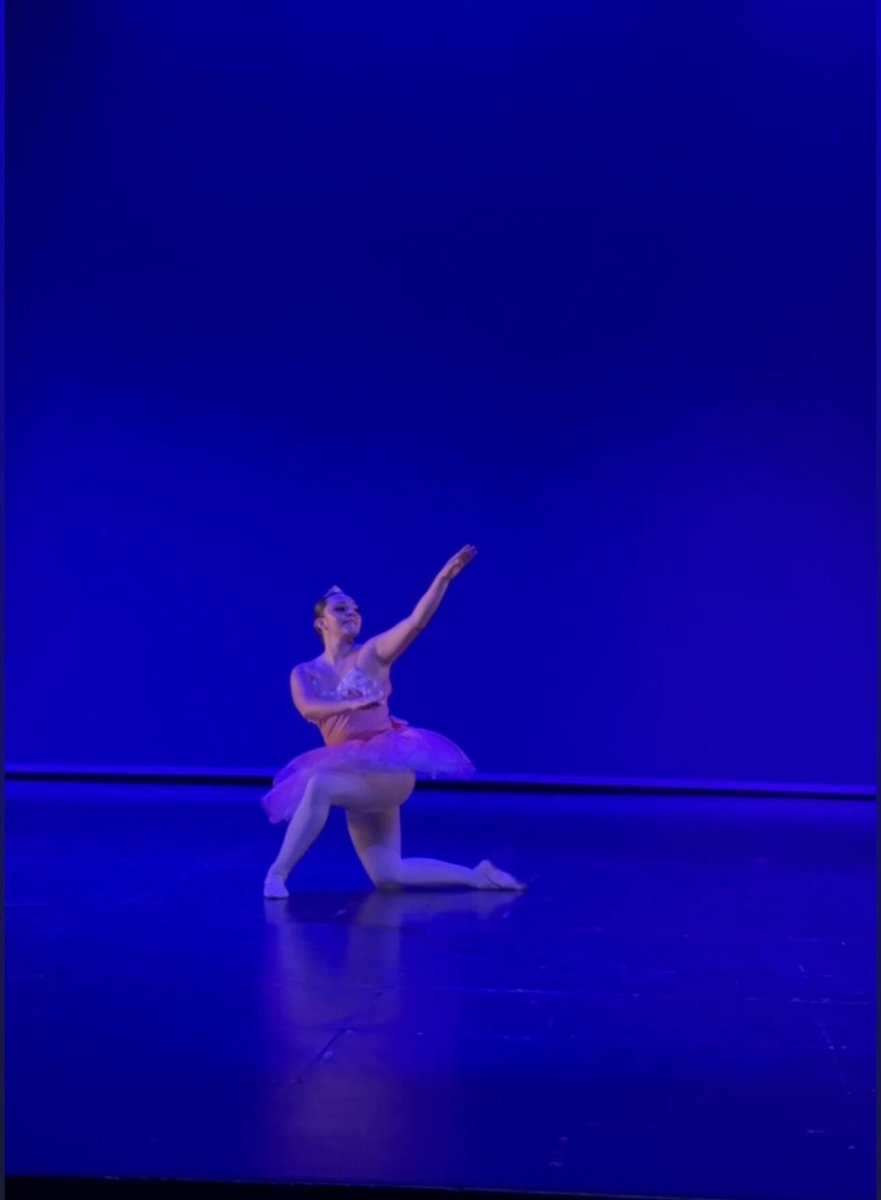 raniresendiz's tweet photo. Qué hermoso fue volver a bailar🩰
aún hay demasiadas cosas por corregir y mejorar pero mi mente y cuerpo comprenden que ya no tengo el cuerpo de una niña de 14 años para exigirme de más, en el escenario doy todo de mi y es lo que más importa🤍 https://t.co/TFxJZhIw00