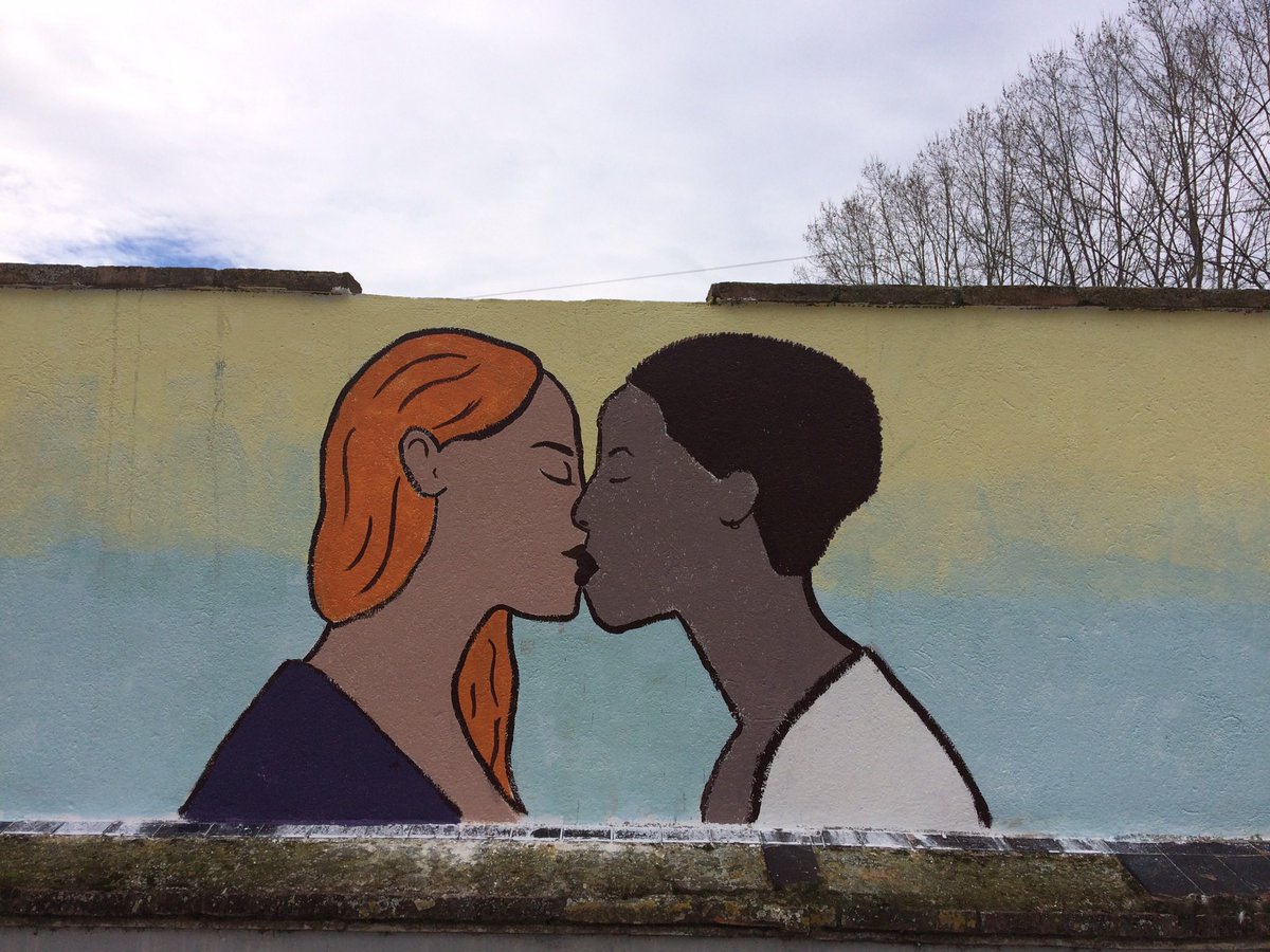 Ahir era el dia de la visibilitat lèsbica i volem denunciar que ens han vandalitzat el nostre mural que reivindicava el dret d'estimar a qui  volem, i us emplacem a acompanyar-nos el dia 1 de maig a les 11 per refer-lo i repintarlo. #stoplgtbifobia