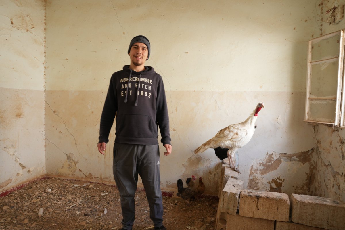 في عام 2024، قام برنامج سبل العيش بتدريب 1000+ شاب سوري وأردني على المهارات اللازمة لتعزيز قابلية التوظيف ضمن مشروع "نجاحنا"، بدعم من <a href="/novonordiskfond/">Novo Nordisk Foundation</a>. استفاد محمد، الذي يطمح لأن يصبح رائد أعمال في مجال التكنولوجيا الطبية، وأحمد، العامل في تربية المواشي والدواجن، من التدريب.