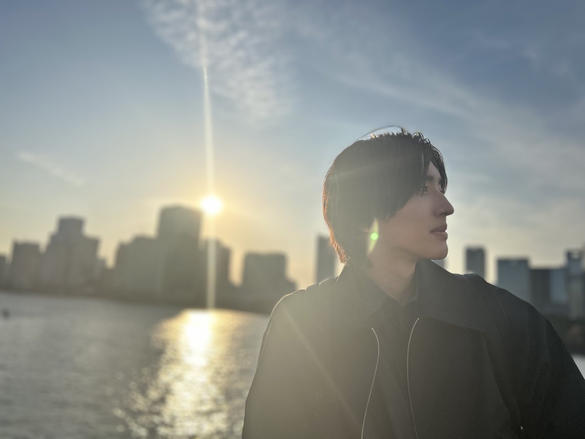 caster_tbs's tweet photo. ＼📰第3話放送まであと2時間📰／

第３話の撮影の合間…
夕暮れまでの時間に🌇

photo by 監督

キュンキュンしちゃってください❣️
Instagramには違うVer.も🤭
#道枝駿佑
🗞️ 第3話 今夜9時
#日曜劇場「#キャスター」 https://t.co/GX8SWDi58D