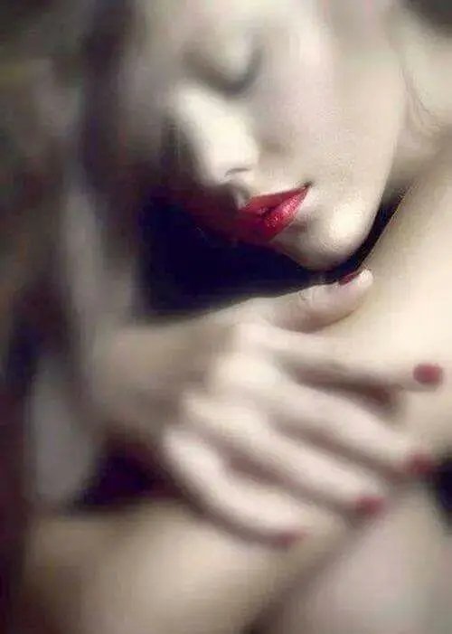 L'amour restera enfermé entre tes lignes ...
Entre ton coeur et ta liberté  ...
Entre toi et l'absence ..
Les mots resteront  suspendus dans le temps, en attente de l'autre côté de la rive.. 
Ils resteront  gravés  dans nos âmes mais jamais enfermés sur une page..❤️