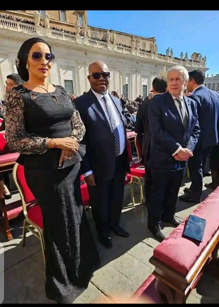 evans2osifo's tweet photo. @MobilePunch *Akpabio again, even for Vatican or e dey think say na Natash....luckily Bianca isn't looking towards him, but the oyibo man dey monitor him*😂😂😂😂😂😂😂😂😂😂😂😂🏃‍♂️🏃‍♂️🏃‍♂️

Akpabio went there to look at pretty women... https://t.co/Te5zX0A5Xl