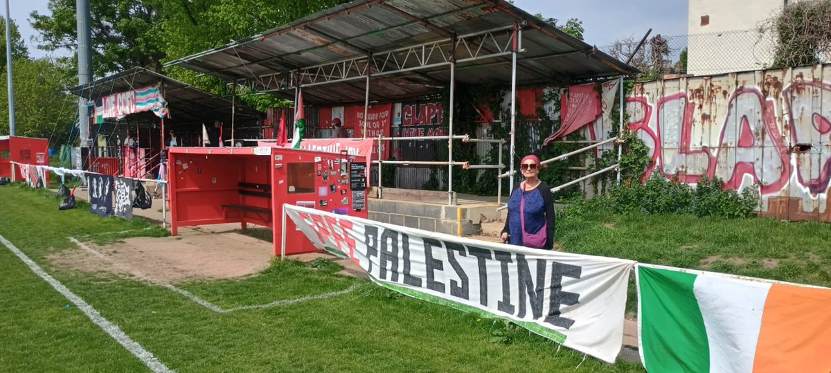 WendyPettifer's tweet photo. Fantastic first visit to #ClaptonFC where plaque to Newham Volunteers in #SpanishCivilWar unveiled #BillyBragg made guest appearance sun shone and score was 1 all. Relaxed welcoming kindness in a harsh world https://t.co/HzgELk72cv