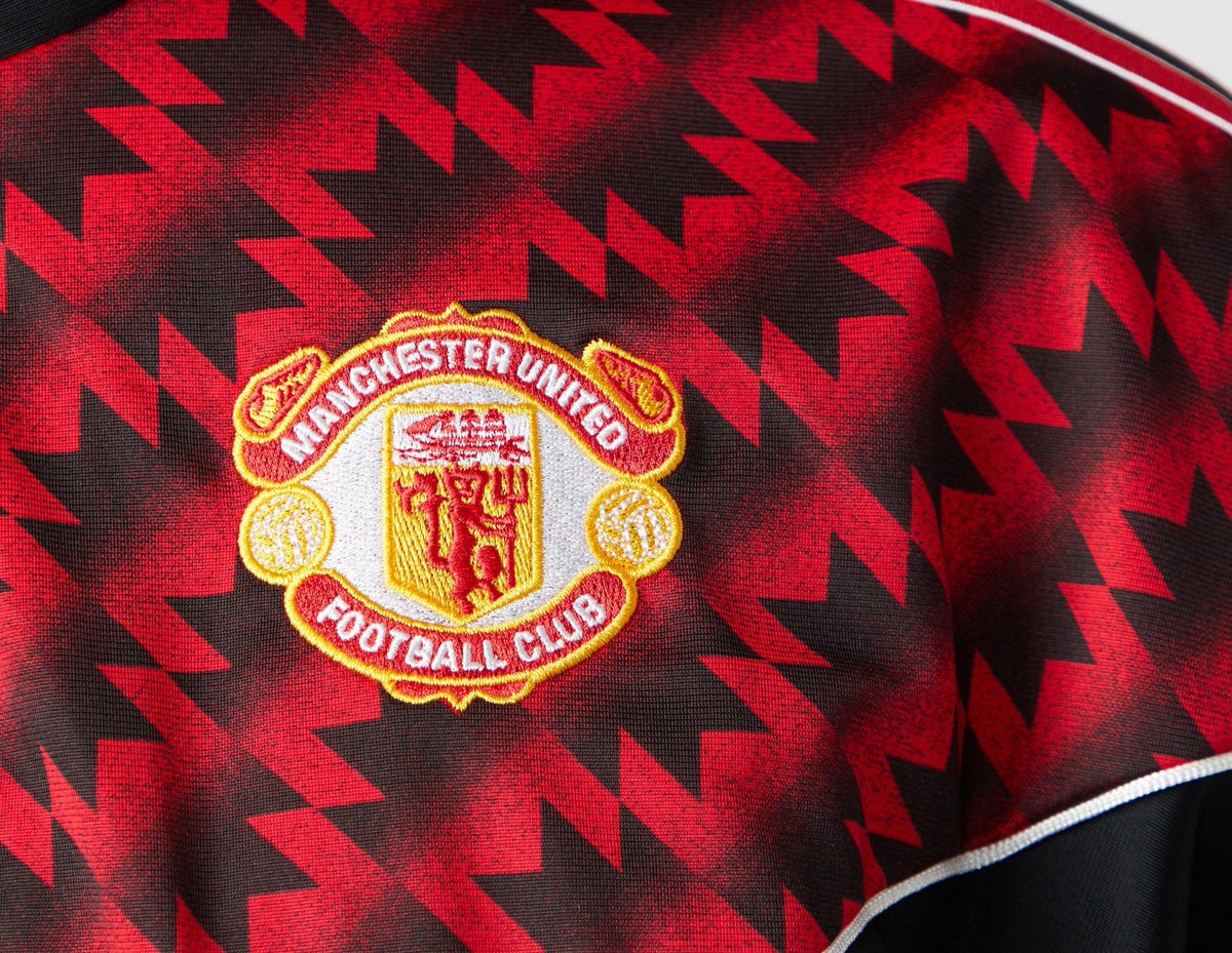 adidas Originals have revived Manchester United’s 1991 warm-up top, which features the lightning pattern from the away shirt used from 1990 to 1992.

Read more: footballshirtculture.com/retro/manchest…

#mufc #ManchesterUnited #manutd #adidas #adidasfootball