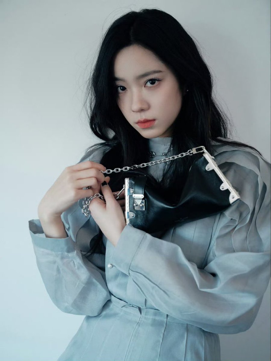 gfluvie's tweet photo. 🍉 Movie: The Woman With The Pearl Necklace
Starring: #ZhuangDafei  
Genre: Female-centric/Suspense/Revenge  
Filming Begins: early may
Location: Hainan
Director: Li Mengqiao  

Qingzi, the "Pearl Queen," arrives in the city alone. With her intelligence and resilience, she rises to fame—yet behind her glory lies a meticulously crafted plan for revenge.