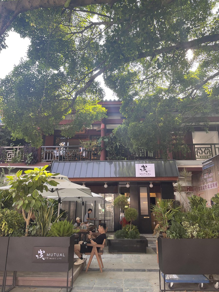 青秀山西门的咖啡厅，环境非常的不错的。