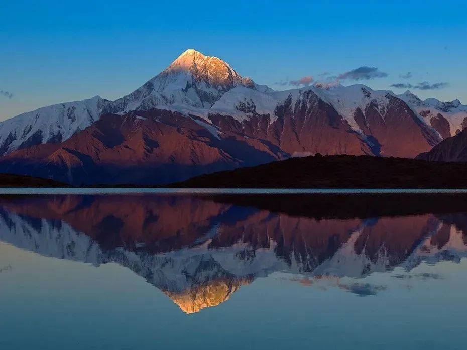GanziChina's tweet image. Ganzi Road Trip: May Day Special 
Second stop: Lisuo Lake 
📍Shuobu Village, Gongga Mountain Township, Kangding
Surrounded by Gongga peaks, the lake mirrors the snowy mountains—absolutely dreamy!
#GanziGuide #SpringTrip #Travel #China #Holiday #MayDay #LaborDay