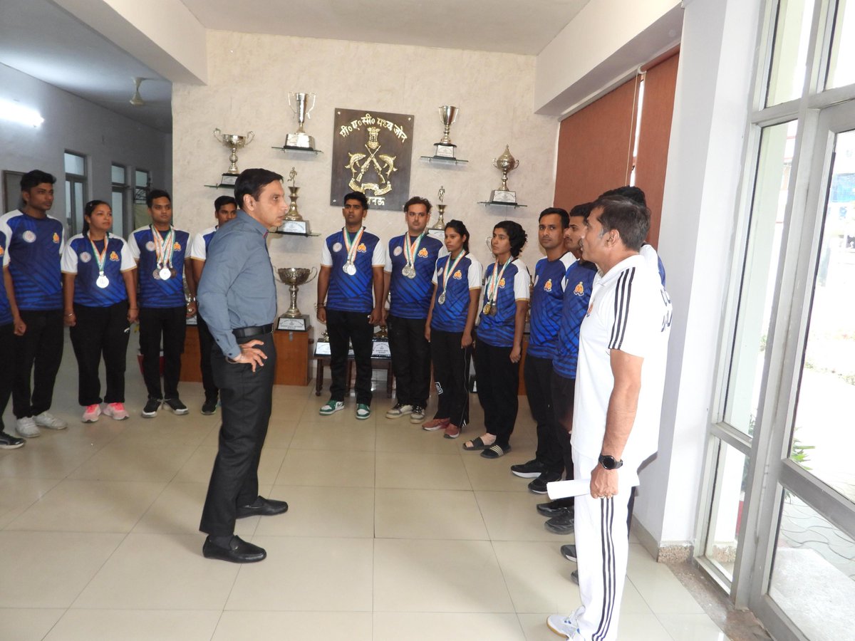 कोच्चि में आयोजित प्रथम अखिल भारतीय पुलिस बैडमिन्टन क्लस्टर प्रतियोगिता 2025 में उ.प्र.पुलिस टीम के पदक विजेता खिलाडियों से भेंट कर स्पोर्ट्स बोर्ड के IG डॉ प्रीतेंद्र सिंह तथा अन्य अधिकारियों द्वारा भविष्य में होने वाली प्रतियोगिताओं में अच्छे प्रदर्शन के लिए शुभकामनाएं दी गई.👍