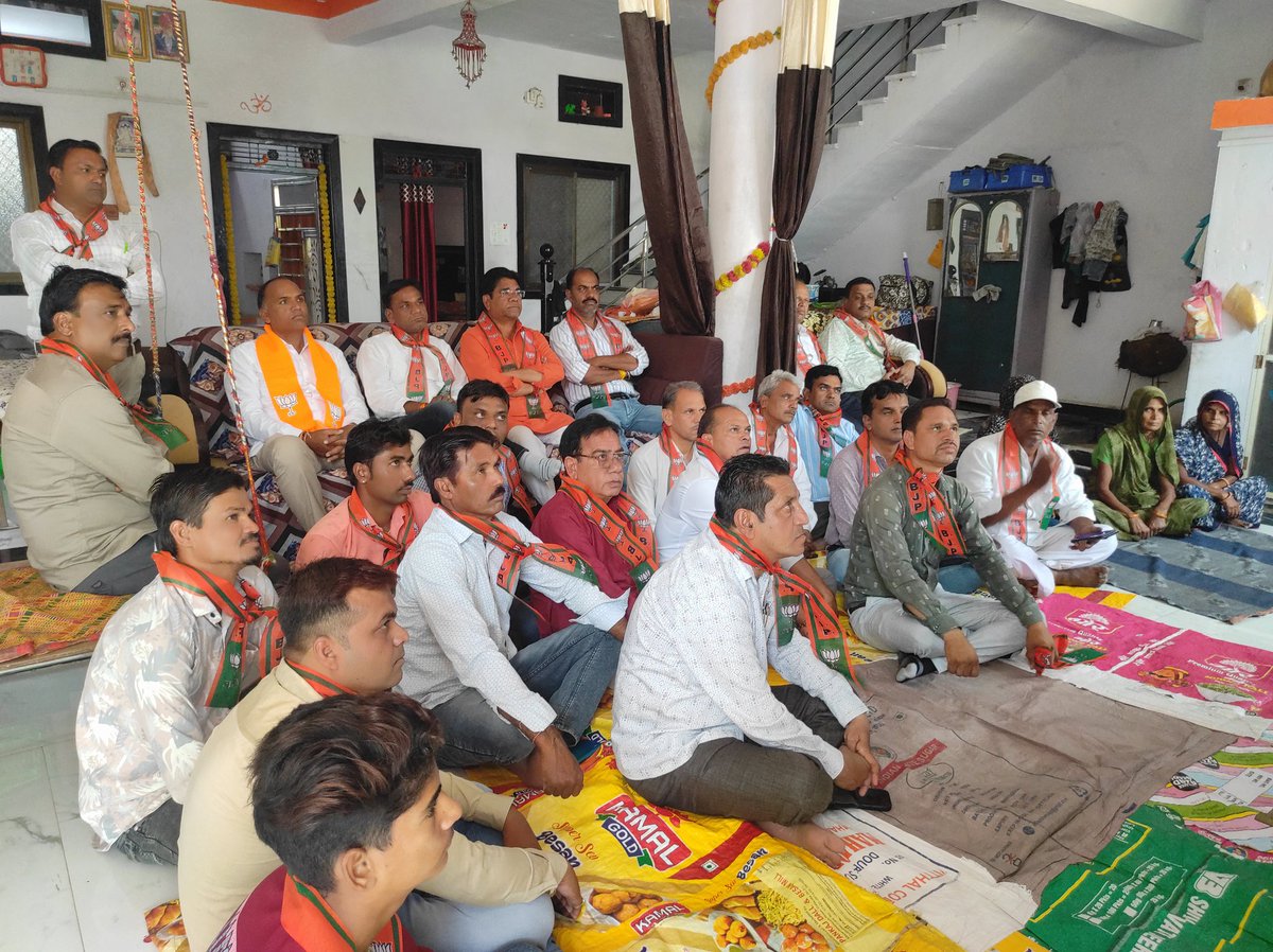 himmat_dangi's tweet photo. मंदसौर कयामपुर मंडल में सेवा बस्ती में सभी कार्यकर्ताओं व मातृशक्ति ने श्री नरेंद्र मोदी जी के मन की बात कार्यक्रम को सुना। @ajayjamwalbjp @AmitShah @BJP4India @BJP4MP @blsanthosh @DrMohanYadav51 @JagdishDevdaBJP @KailashOnline @narendramodi @shivprakashbjp @RSSorg https://t.co/VHzsFD4rnY
