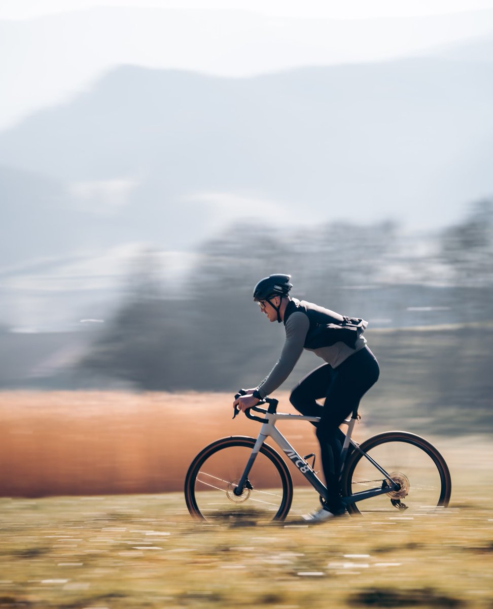triple2de's tweet photo. Das letzte mal Lang / Lang? Wann hängt ihr eure warmen Styles in den Schrank? 

📸 @gaspard_scenes

#ridetriple2 #triple2 #cycling #gravelbike #bikepacking #instacycling #outsideisfree #cyclingshots #bikelife https://t.co/bL6HmIM6o7